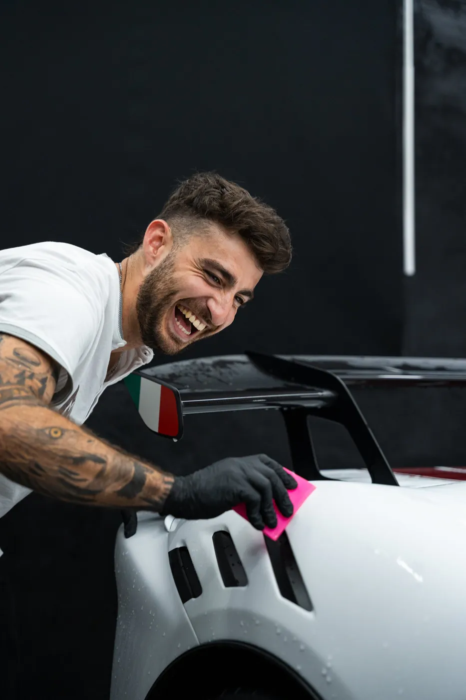 Técnico de Marbella Custom Cars aplicando lámina PPF